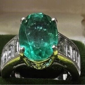 Elegant Silver and Green Gemstone Ring